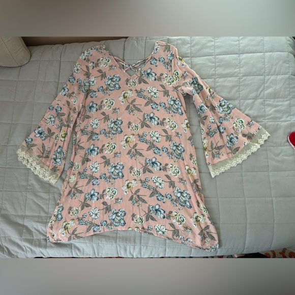 Hassles N Lace Floral tunic with lace trim flare sleeves. Neckline cross straps. - Picture 3 of 8